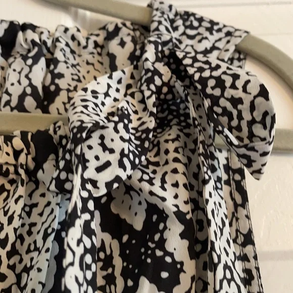 Loft L snakeskin peplum sleeveless blouse with tie bow at top - Picture 3 of 3